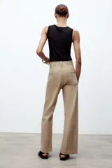 Pantalón de jean azul oscuro, de tiro alto y corte wide leg.