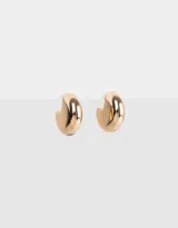 Aros argolla dorados de metal estilo chunky con cierre de tope a presión.