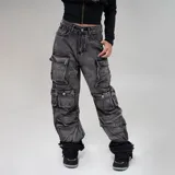 Pantalón jean gris oscuro con efecto lavado, tiro alto, corte baggy y múltiples bolsillos.