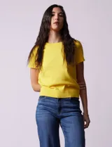 Buzo amarillo tejido en hilado fino, con cuello redondo y mangas cortas.