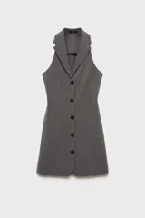 Minivestido negro sin mangas con cuello con solapas y cierre frontal con botones.