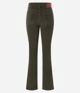 Pantalón bootcut color verde oliva, de sarga con textura cotelê.