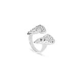Anillo plateado con forma de alas de ángel.