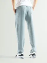 Pantalón de felpa color negro, con corte relajado y cintura ajustable.