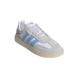 Championes urbanos Adidas Barreda Decode, color blanco con detalles celestes y suela color caramelo.