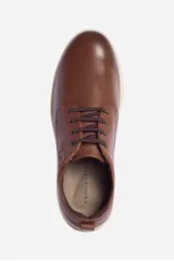 Zapato acordonado marrón de cuero con suela de goma color crema.