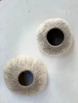 Cuenco decorativo tejido artesanalmente con la técnica de fieltro húmedo, a partir de lana merino.