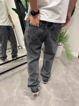 Pantalón de jean gris con corte holgado y tiro medio.