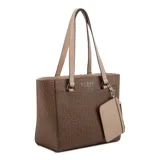 Cartera tote Guess modelo Lockwood Chica, color marrón con estampado del logo de la marca.