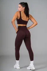 Top deportivo color lila con breteles finos y banda elástica acanalada bajo el busto.