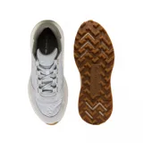 Championes urbanos Lacoste modelo Elite Actv Evo, color gris claro con detalles en beige y suela marrón. Presentan logo de la marca en el lateral y diseño acolchado en el empeine.