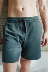 Bermuda deportiva gris melange con cintura elástica y cordón ajustable.