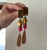 Aros colgantes con piezas geométricas de color dorado, verde pistacho y fucsia.