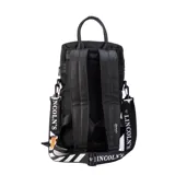 Matera estilo mochila color negro, confeccionada en nylon combinado con símil cuero. Cuenta con tapa con cierre metálico, bolsillo interno, asas y correa extensible.