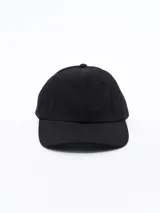 Gorro negro de gabardina con visera curva y correa ajustable en la parte trasera.