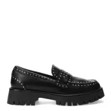 Mocasín negro de cuero sintético con plataforma track y apliques de tachas plateadas.