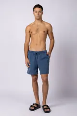 Short de baño color marrón confeccionado en microfibra de piel de durazno con cintura elástica y cordón ajustable.