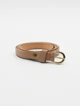 Cinto delgado de cuero sintético color tostado, con hebilla metálica dorada y broche a presión en el extremo.