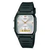 Reloj Casio digital con caja cuadrada de resina negra, dial plateado y correa de resina negra. Resistente al agua hasta 50 metros.