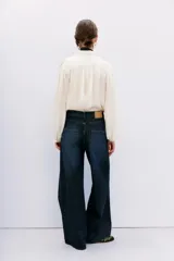 Pantalón jean de corte oxford tiro alto, confeccionado en denim azul oscuro con poco elastano.