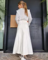 Pollera de denim con corte amplio en la parte trasera, diseño largo y cómodo.