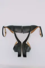 Sandalias rojas de cuero con plataforma y taco cuadrado.