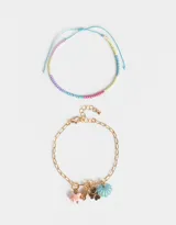 Set de dos pulseras elásticas: una de hilo con cuentas de colores pastel y otra dorada con dijes colgantes de estrella de mar rosa, caracol dorado, trébol dorado y concha azul.
