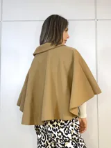Capa corta color camel con doble botonadura frontal y cuello solapa.