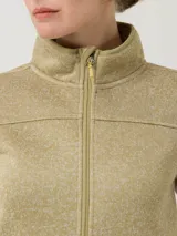 Micropolar color beige con cierre completo, cuello alto y bolsillo con cierre en la manga izquierda.