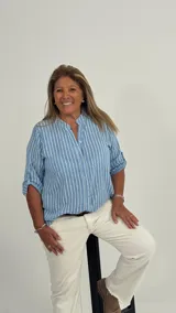 Camisa celeste a rayas verticales blancas, con cuello mao y mangas 3/4 con botón.