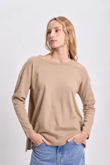 Remera color visón de manga larga con cuello redondo.