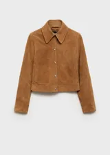 Chaqueta corta de cuero gamuzado color marrón claro, con cuello camisero, cierre frontal con botones a presión y bolsillos de parche en el frente.