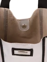 Bolso tipo shopper color crema con detalles en simil cuero de cocodrilo color plateado en asas y laterales.
