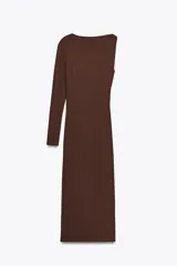 Vestido midi negro de punto, con cuello asimétrico, manga sisa, aplique metálico dorado en el hombro y drapeado lateral.