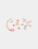 Set de aros dorados con distintos diseños: tachuela, perla, concha, strass, caballito de mar, corazón, coral colgante, argollas rosa y verde, y dije de concha colgante.