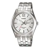 Reloj Casio plateado con caja de acero inoxidable y esfera plateada de 38mm. Incluye calendario con día de la semana y fecha. Resistente al agua hasta 50 metros.