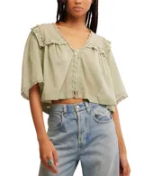 Blusa blanca de algodón con escote en V, mangas cortas y detalle de bordado tipo encaje.