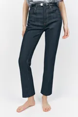Pantalón de jean azul oscuro, de tiro alto, corte slim fit y bootcut.