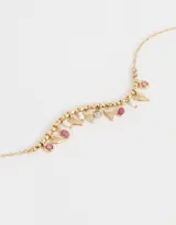 Collar corto dorado con cadena de eslabones y cuentas, con dijes colgantes de corazones, perlas y strass.