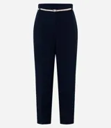 Pantalón de vestir azul marino, de corte zanahoria, con cinturón fino negro con hebilla dorada.