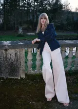 Pantalón de jean color rosa claro, corte wide leg, tiro alto, con bolsillos laterales y trabillas para cinturón.