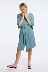 Bata color celeste de tela rib, con mangas 3/4 y detalle de encaje en las mangas.