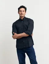 Camisa azul de algodón con elastano, cuello button-down y manga larga.