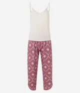Conjunto de pijama de viscosa con estampado de caracolas, compuesto por una blusa de breteles finos con encaje en el escote, un pantalón capri con cintura elástica y una bata con lazo delantero.