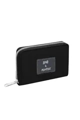 Billetera negra con cierre perimetral y tirador metálico plateado. Presenta un parche frontal con texto estampado en azul que dice "LOVE & MANIFEST".