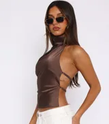 Top marrón con espalda descubierta y tiras finas.