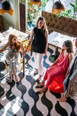 Bailarinas con puntera y talonera a contraste con lentejuelas negras y animal print iridiscente. Cordón negro con borla en animal print iridiscente.