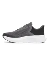 Championes de running Under Armour Charged Rogue 5, color negro con logo de la marca en el lateral.