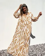 Vestido largo tipo túnica con estampado de cebra en tonos beige y crudo, con cuello en V y mangas 3/4.