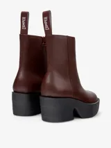 Botín de piel vacuna color marrón con plataforma y tacón escultural en color negro. Cuenta con plantilla reciclada OrthoLite y suela de EVA.